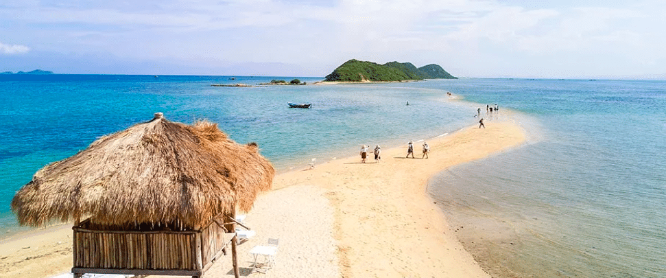 Con đường cát giữa biển ở đảo Điệp Sơn